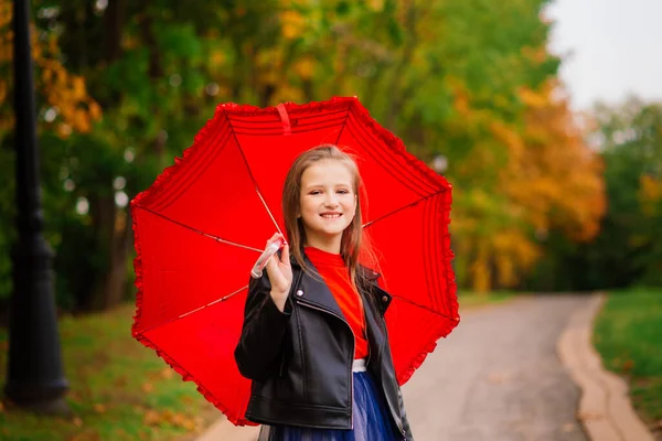 Giovane Attraente Ragazza Sorridente Sotto Ombrello Una Foresta Autunnale — Foto Stock