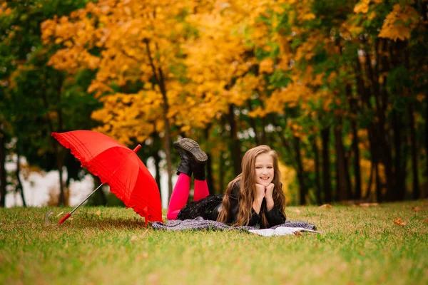 Giovane Attraente Ragazza Sorridente Sotto Ombrello Una Foresta Autunnale — Foto Stock