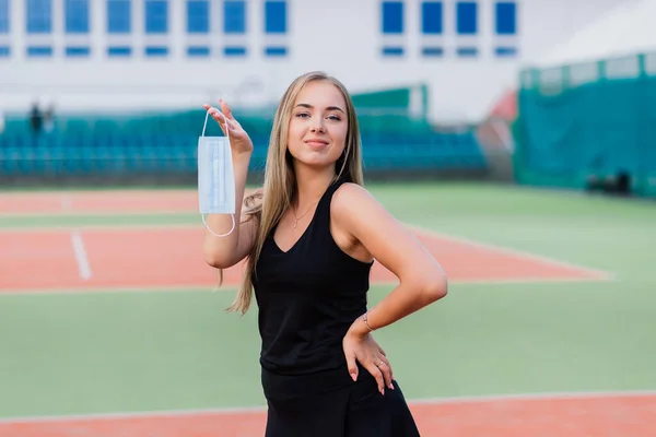 Jugadora Tenis Jugando Con Máscara Protectora Cancha — Foto de Stock