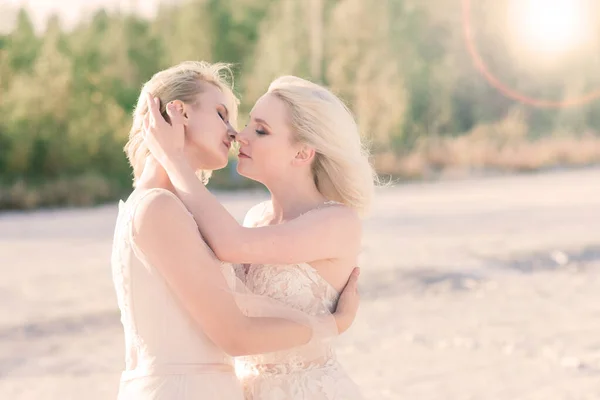 Duas Mulheres Noivas Vestido Branco Com Cabelo Loiro Abraçando Uns — Fotografia de Stock