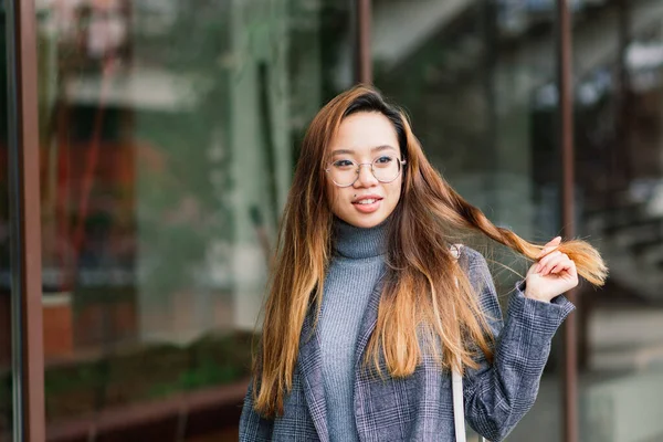 Estudante Chinês Jovem Bonita Segurando Livro Rua — Fotografia de Stock