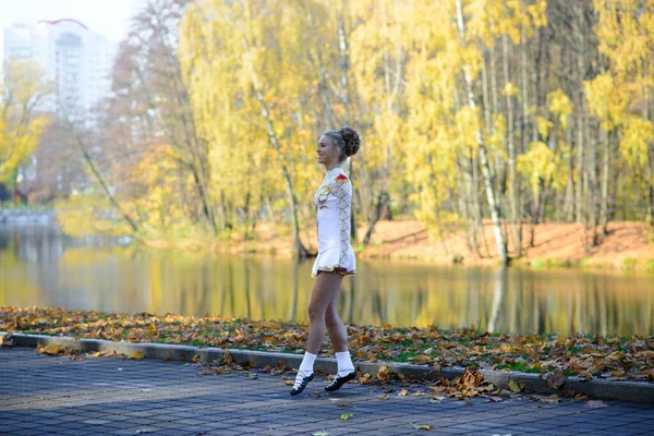 年轻美丽的芭蕾舞演员在公园外面跳舞 芭蕾项目 — 图库照片
