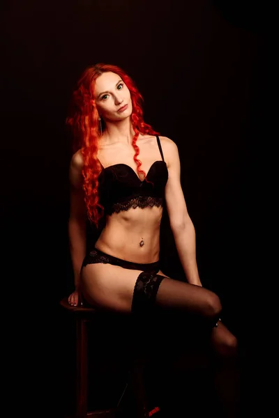 Redhead Sexy Cabaré Dançarina Lingerie Fundo Escuro Espaço Livre Para — Fotografia de Stock