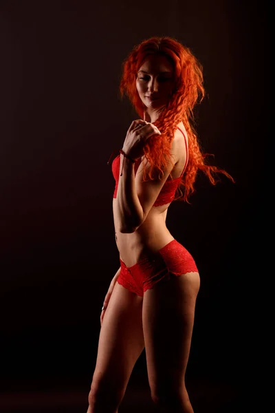 Pelirroja Sexy Bailarina Cabaret Lencería Sobre Fondo Oscuro Espacio Libre —  Fotos de Stock