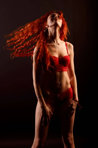 Pelirroja Sexy Bailarina Cabaret Lencería Sobre Fondo Oscuro Espacio Libre — Foto de Stock