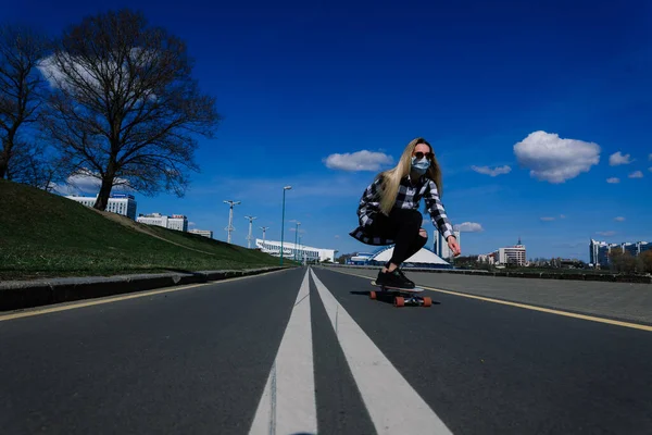 Portrét Mladé Ženy Lékařské Masce Longboardem Městě Během Karantény — Stock fotografie