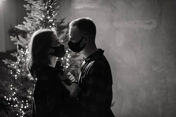 Een Jong Stel Man Vrouw Wegwerpmaskers Onder Een Kerstboom Het — Stockfoto