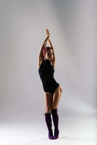 Seksi Direk Kızıl Saçlı Dansçı Güzel Vücudunu Gösteriyor — Stok fotoğraf