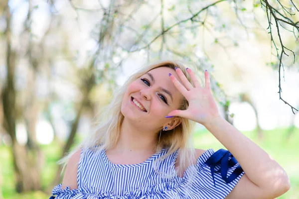 Taille Omhoog Dicht Portret Van Jonge Lachende Vrouw Met Blond — Stockfoto