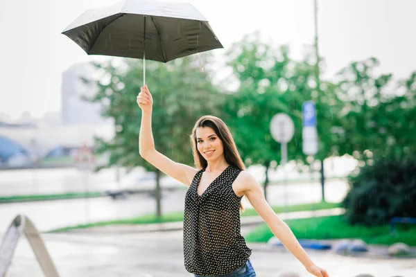 Porträt Einer Glücklichen Frau Jeans Unter Einem Regenschirm Die Bei — Stockfoto