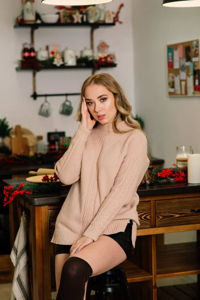 Portrait Smiling Young Housewife Modern Kitchen — Stock Photo, Image