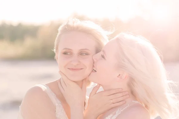 Dos Novias Mujeres Vestido Blanco Con Pelo Rubio Abrazándose Boda —  Fotos de Stock