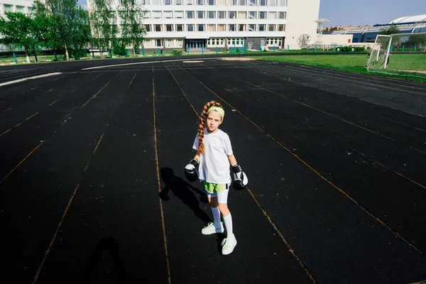 Weibliche Kinderboxerin Handschuhen Feminismus Konzept Zurück Die Schule Körperliches Training — Stockfoto