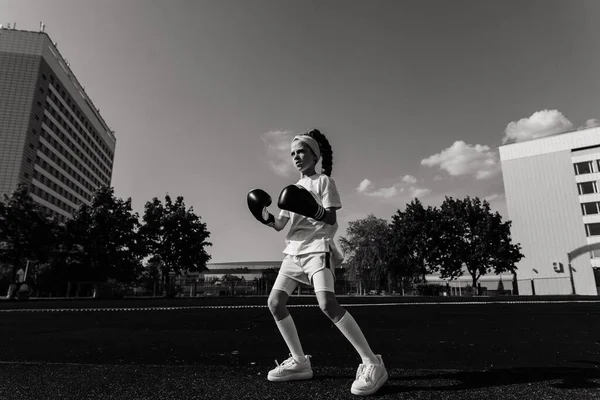 Weibliche Kinderboxerin Handschuhen Feminismus Konzept Zurück Die Schule Körperliches Training — Stockfoto