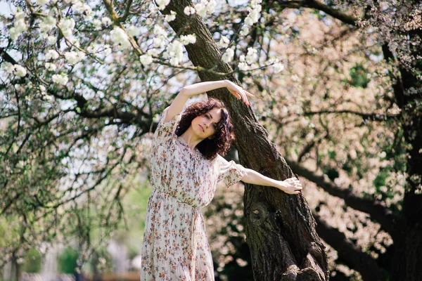 Jonge Aantrekkelijke Vrouw Met Krullend Lang Haar Poseren Lente Bloeiende — Stockfoto