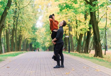 Ormanda, parkta maske takan genç bir çift.