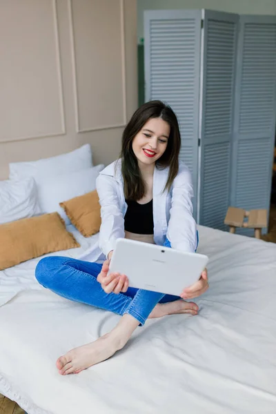 Una Giovane Donna Lavora Nel Manager Casa Freelance Sul Lavoro — Foto Stock