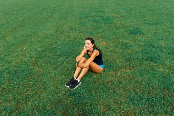 Yarış Pistinde Koşan Genç Bir Bayan Sporcunun Açık Hava Çekimi — Stok fotoğraf