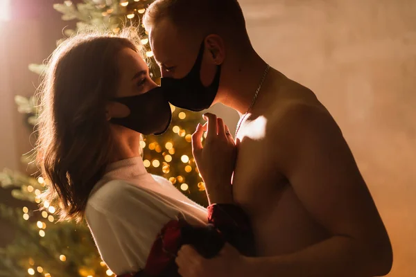 Atractivo Hombre Mujer Joven Con Mascarillas Que Celebran Año Nuevo — Foto de Stock