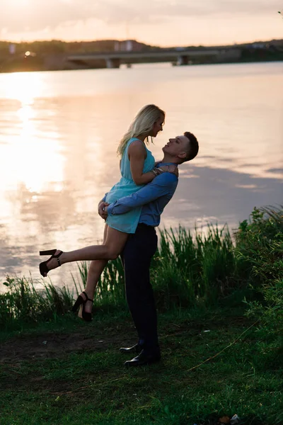 Поцелуи Влюбленной Пары Природе Летний Вечер Закат — стоковое фото