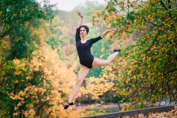 Vacker Kvinna Ballerina Idrottsman Svart Bodysuit Träning Park — Stockfoto