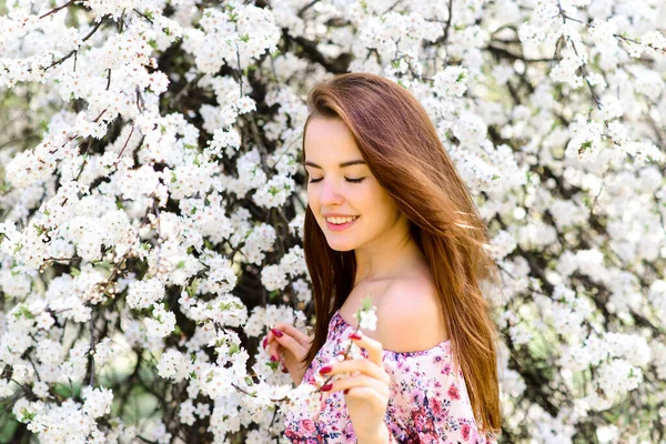 Bahar Çiçekleri Içinde Beyaz Elbiseli Güzel Kızıl Saçlı Genç Kadının — Stok fotoğraf