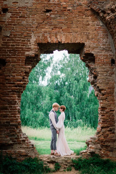 Ruiva Muito Agradável Jovem Acabou Casar Casal Feliz Beijando Pôr — Fotografia de Stock