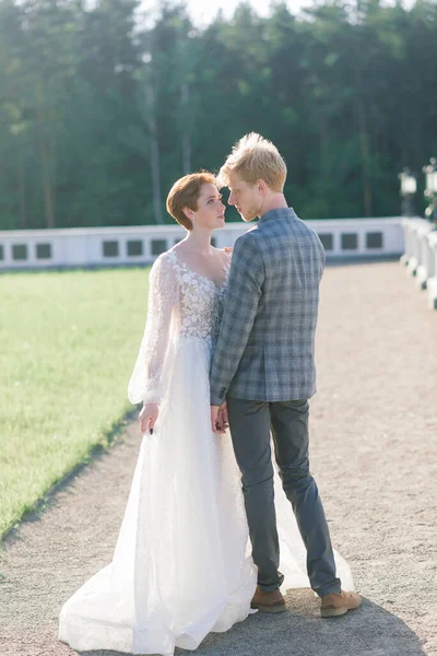 Ruiva Muito Agradável Jovem Acabou Casar Casal Feliz Beijando Pôr — Fotografia de Stock