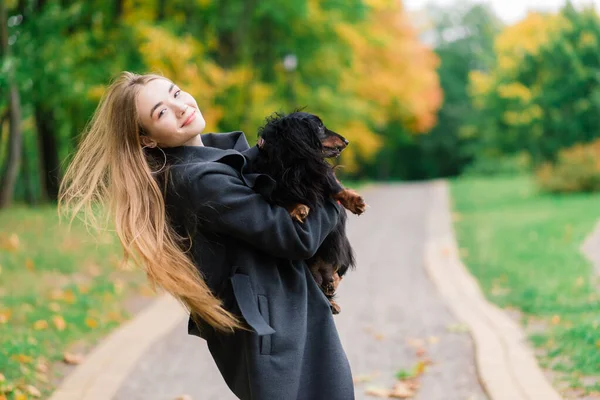 Jovem Mulher Atraente Segurando Seu Cão Dachshund Seus Braços Livre — Fotografia de Stock