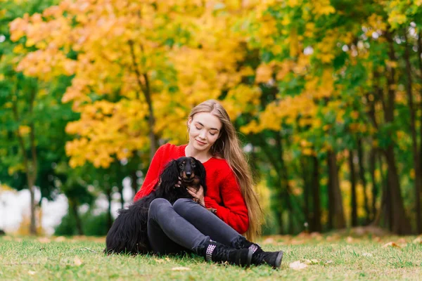 Ung Attraktiv Kvinna Håller Sin Tax Hund Armarna Utomhus Soluppgången — Stockfoto