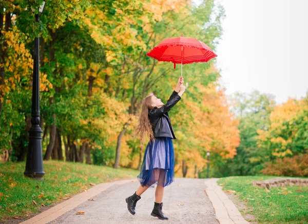 Fiatal Vonzó Mosolygós Lány Esernyő Alatt Egy Őszi Erdőben — Stock Fotó