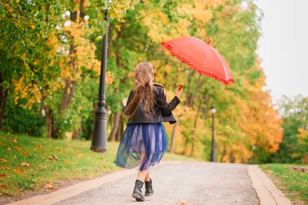 Giovane Attraente Ragazza Sorridente Sotto Ombrello Una Foresta Autunnale — Foto Stock