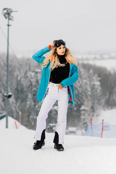 Chica Feliz Snowboarder Posando Gafas Sol Con Una Tabla Snowboard — Foto de Stock