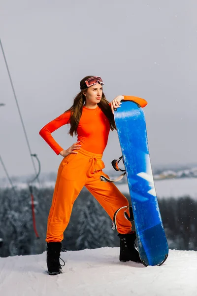 Menina Feliz Snowboarder Posando Óculos Sol Com Snowboard — Fotografia de Stock