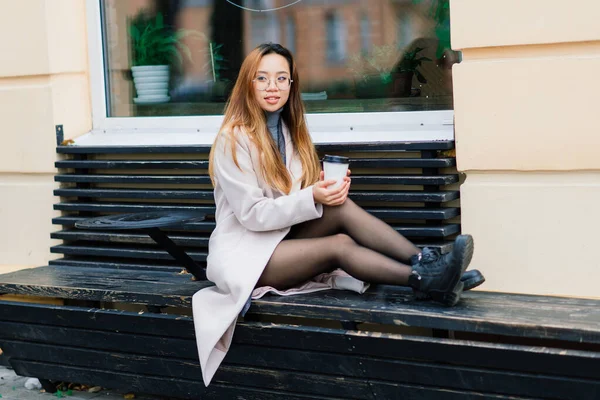Όμορφη Νεαρή Κινέζα Φοιτήτρια Κρατώντας Ένα Φλιτζάνι Καφέ Στο Δρόμο — Φωτογραφία Αρχείου