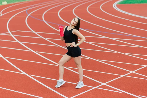 Junge Schöne Athletin Sportbekleidung Trainiert Und Läuft Streckt Sich Stadion — Stockfoto