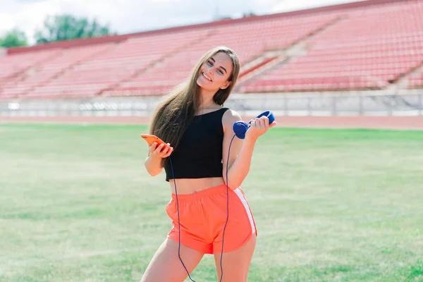 Молодая Красивая Спортсменка Спортивной Одежде Тренируется Бегает Растягиваясь Стадионе — стоковое фото