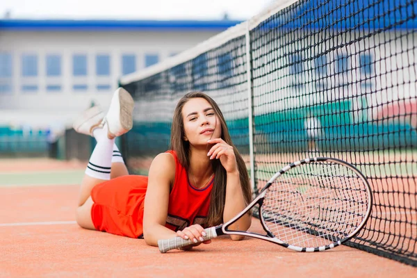 Hermosa Jugadora Tenis Pista Tenis Vestido Rojo —  Fotos de Stock