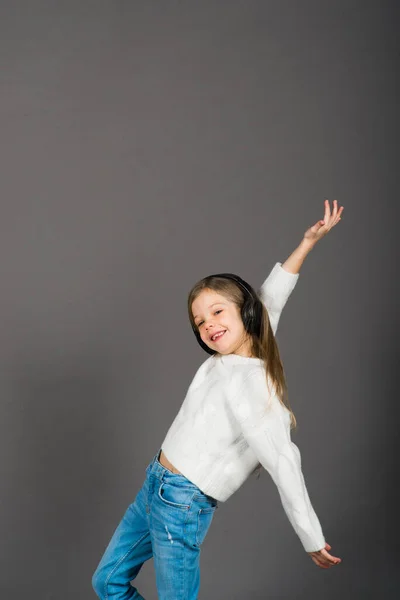 Retrato Chica Hermosa Alegre Segura Misma Aislada Gris — Foto de Stock