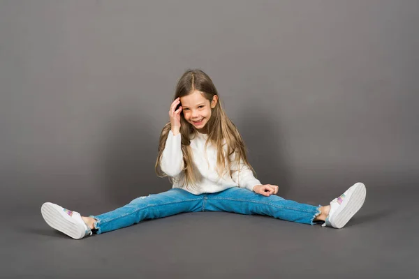 Porträtt Vacker Glad Och Självsäker Flicka Isolerad Grå — Stockfoto