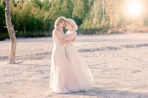 Dos Novias Mujeres Vestido Blanco Con Pelo Rubio Abrazándose Boda —  Fotos de Stock