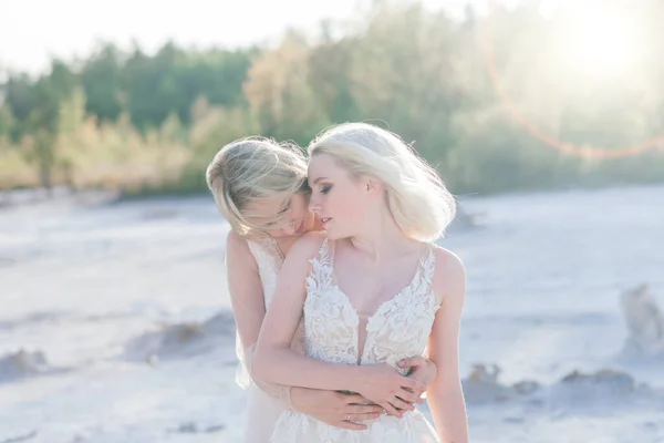 Sarışın Beyaz Elbiseli Iki Gelin Birbirlerine Sarılıyorlar Lezbiyen Düğünü — Stok fotoğraf