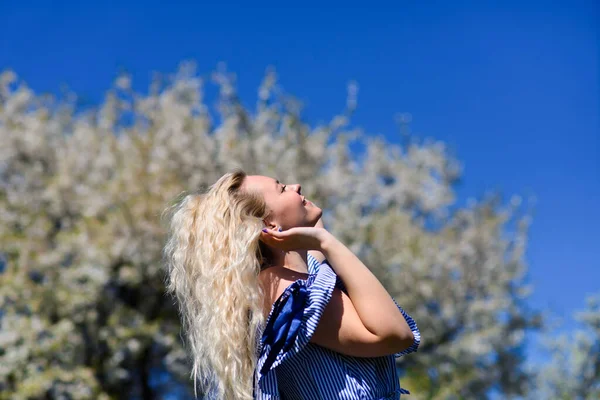 Mladá Blondýnka Dívá Krásné Modré Nebe Rukama Sahá Obloze Krásná — Stock fotografie