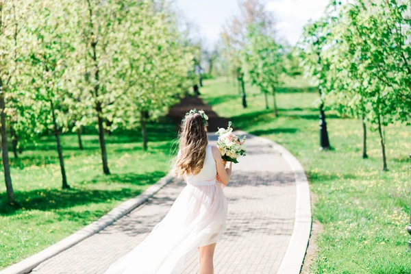 Beyaz Gelinlikli Gelin Yeşil Parkta Bir Buket Tutuyor Güneşli Bir — Stok fotoğraf