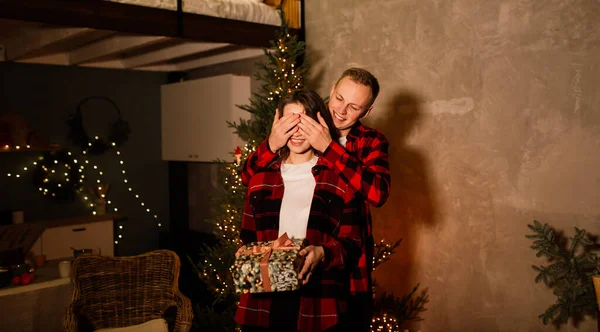 Giovane Ragazzo Baciare Sua Bella Fidanzata Sensazione Felicità Mentre Celebra — Foto Stock