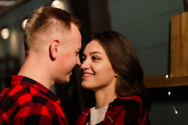 Jonge Man Zoenen Haar Mooie Vriendin Het Gevoel Geluk Tijdens — Stockfoto