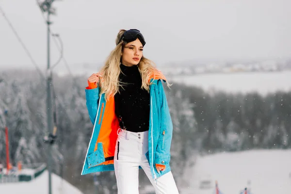 Щаслива Дівчина Сноубордист Позує Сонцезахисних Окулярах Сноубордом — стокове фото