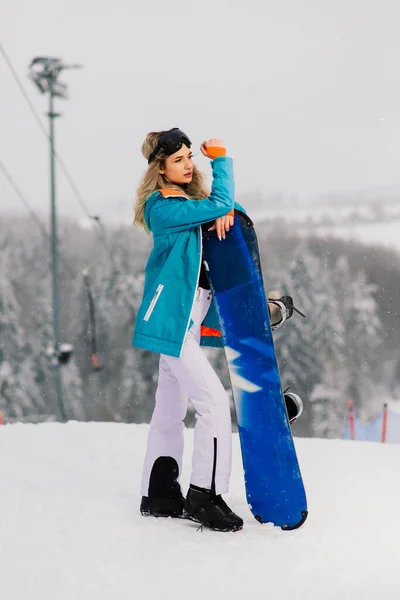 Glückliche Snowboarderin Posiert Mit Sonnenbrille Und Snowboard — Stockfoto