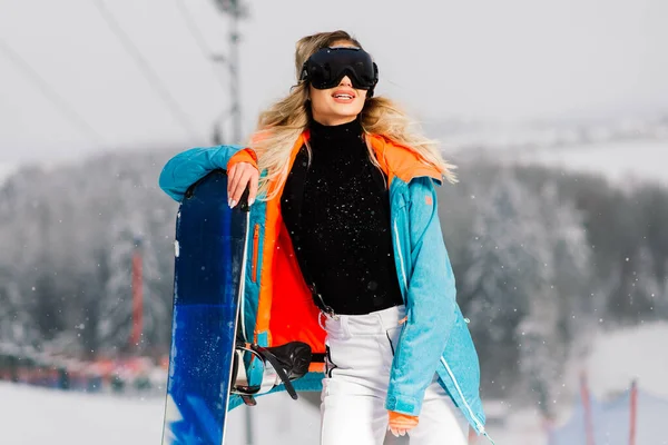 Gelukkig Meisje Snowboarder Poseren Zonnebril Met Een Snowboard — Stockfoto