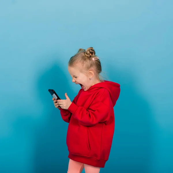 Sorrindo Menina Telefone Fundo Azul — Fotografia de Stock